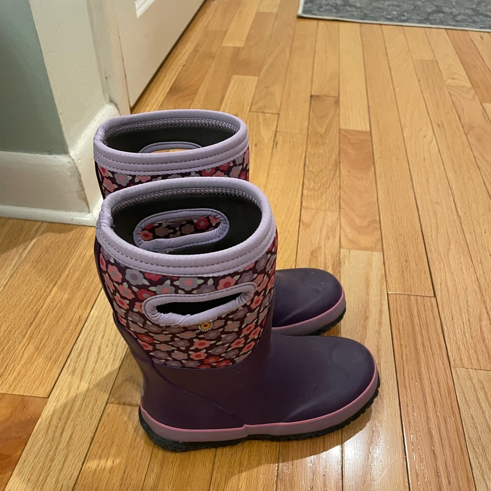 Girls bogs size 2